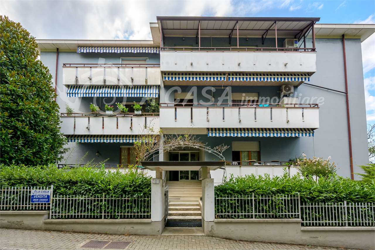 Riccò appartamento al piano rialzato con autorimessa