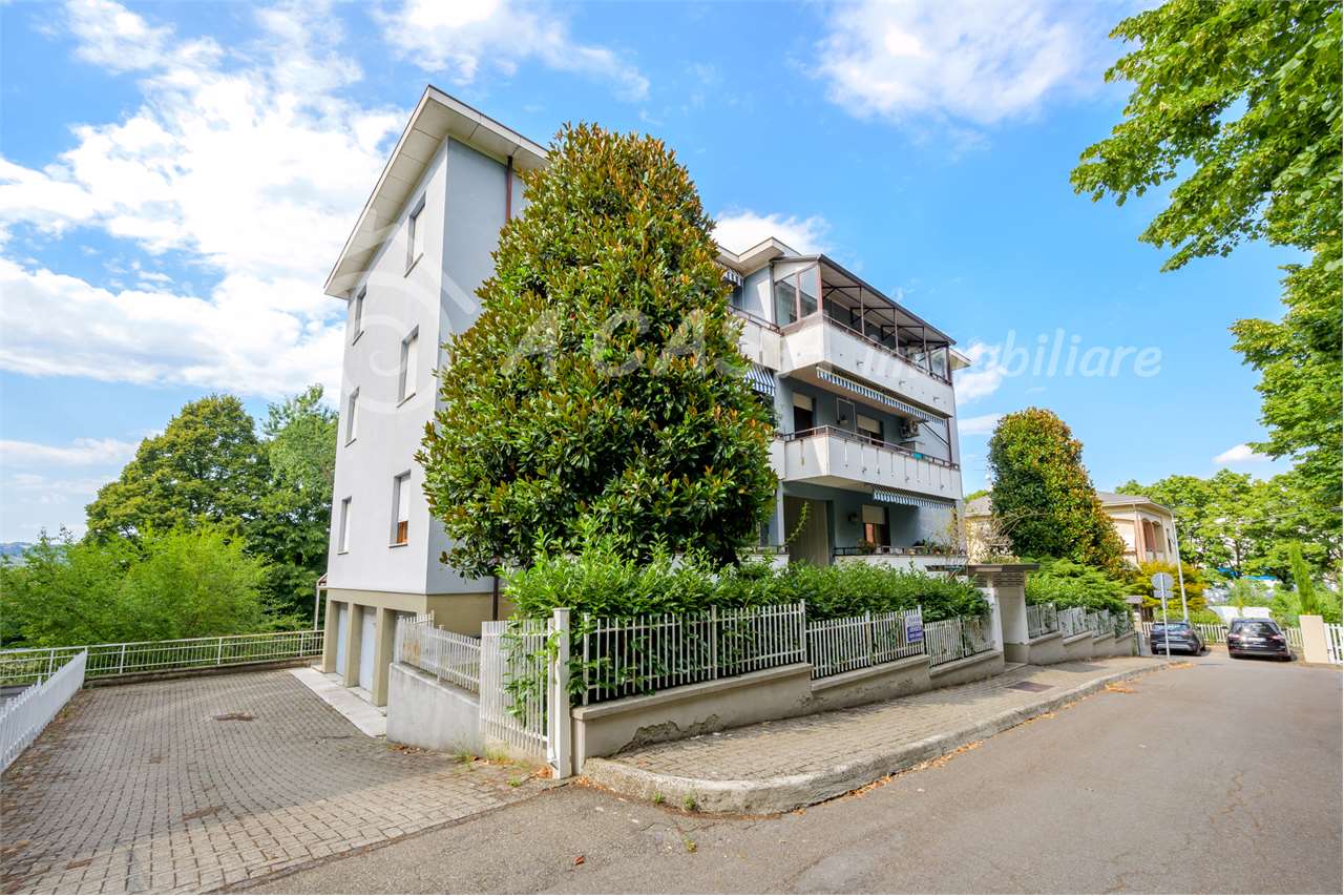 Riccò appartamento al piano rialzato con autorimessa