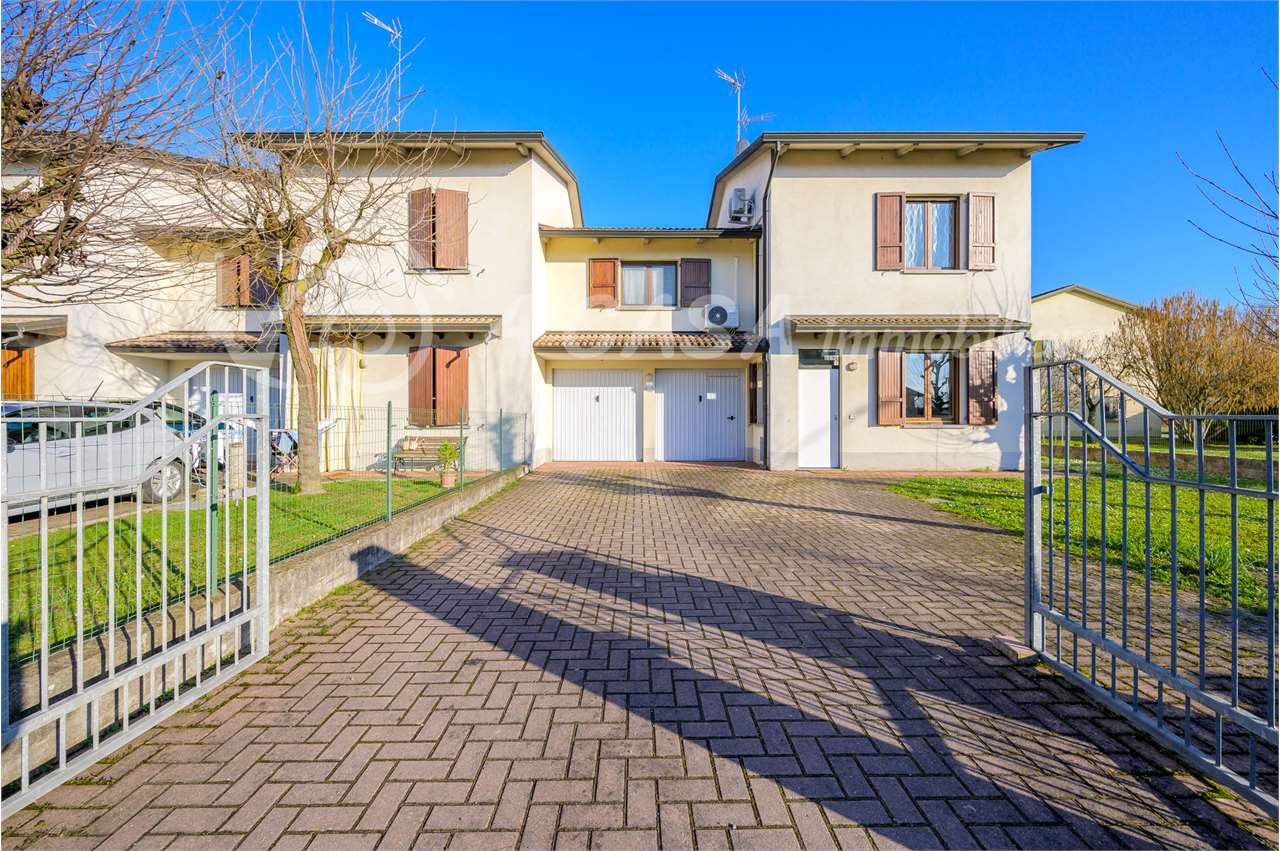 PORZIONE DI CASA SU DUE LIVELLI CON GIARDINO