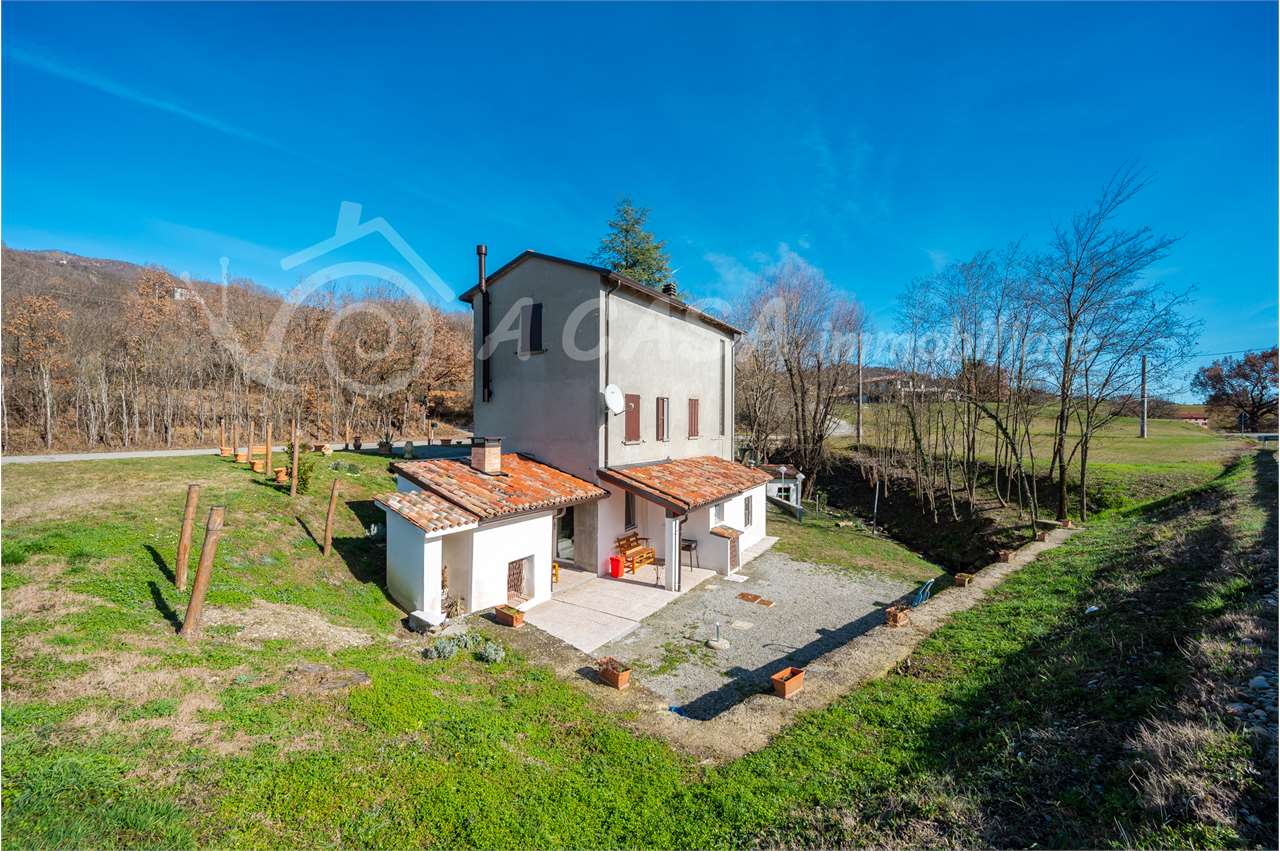 CASA SEMI INDIPENDENTE CON ANNESSO GIARDINO SU TRE LATI