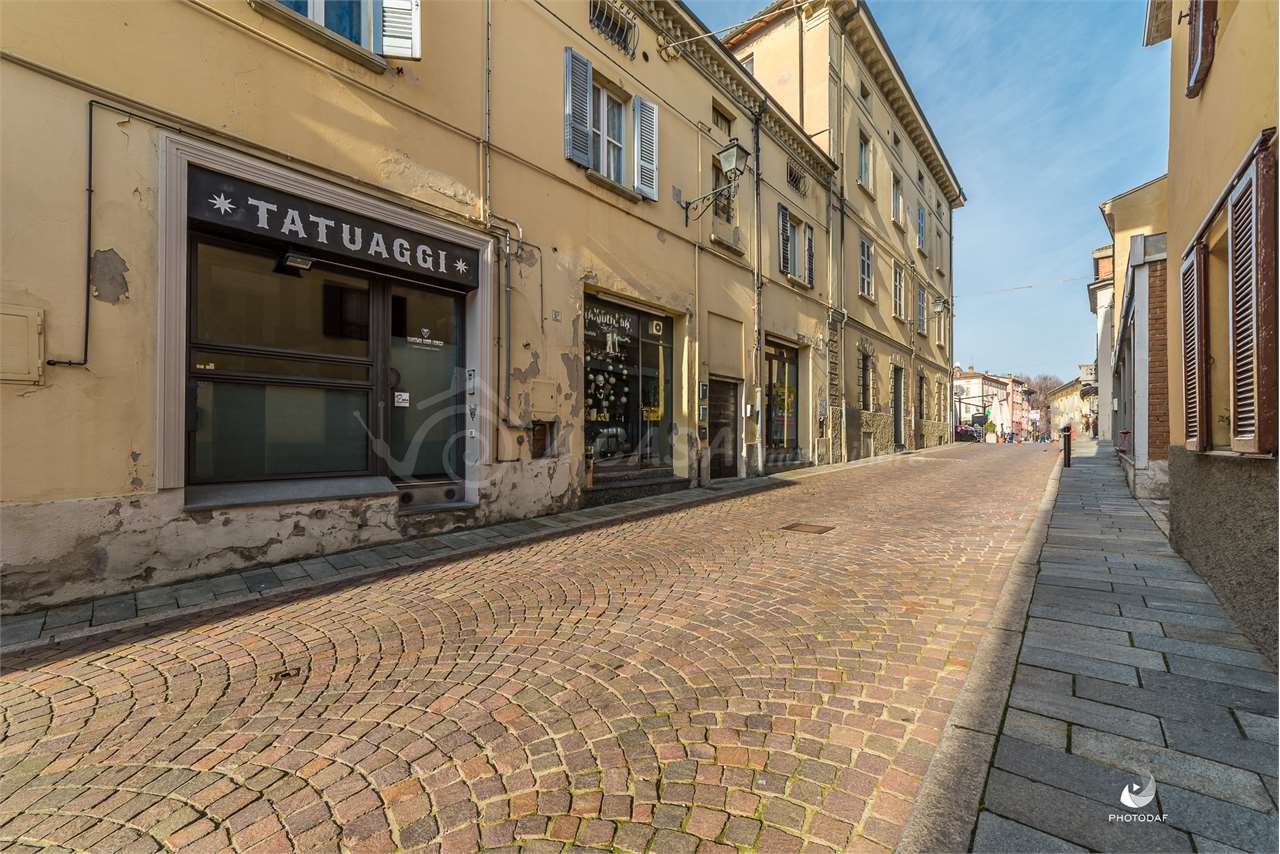 Ampio e luminoso negozio ristrutturato  in centro