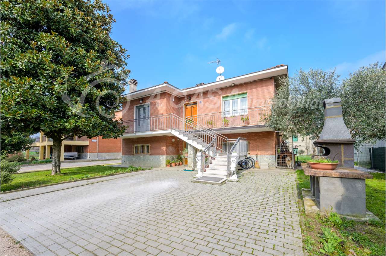 Casa indipendente con giardino di 600 mq, garage doppio e ampi spazi accessori