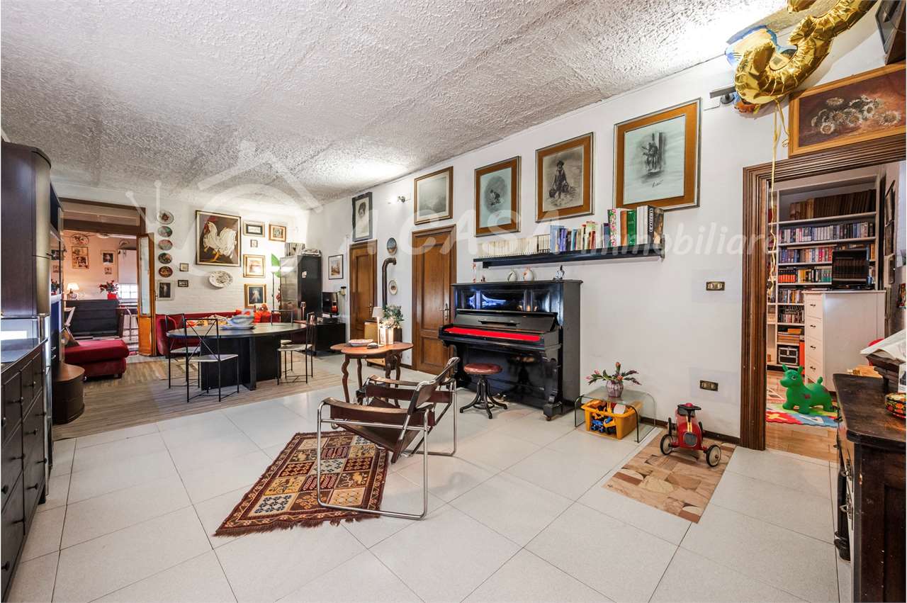 Porzione di rustico con 1200 mq di giardino