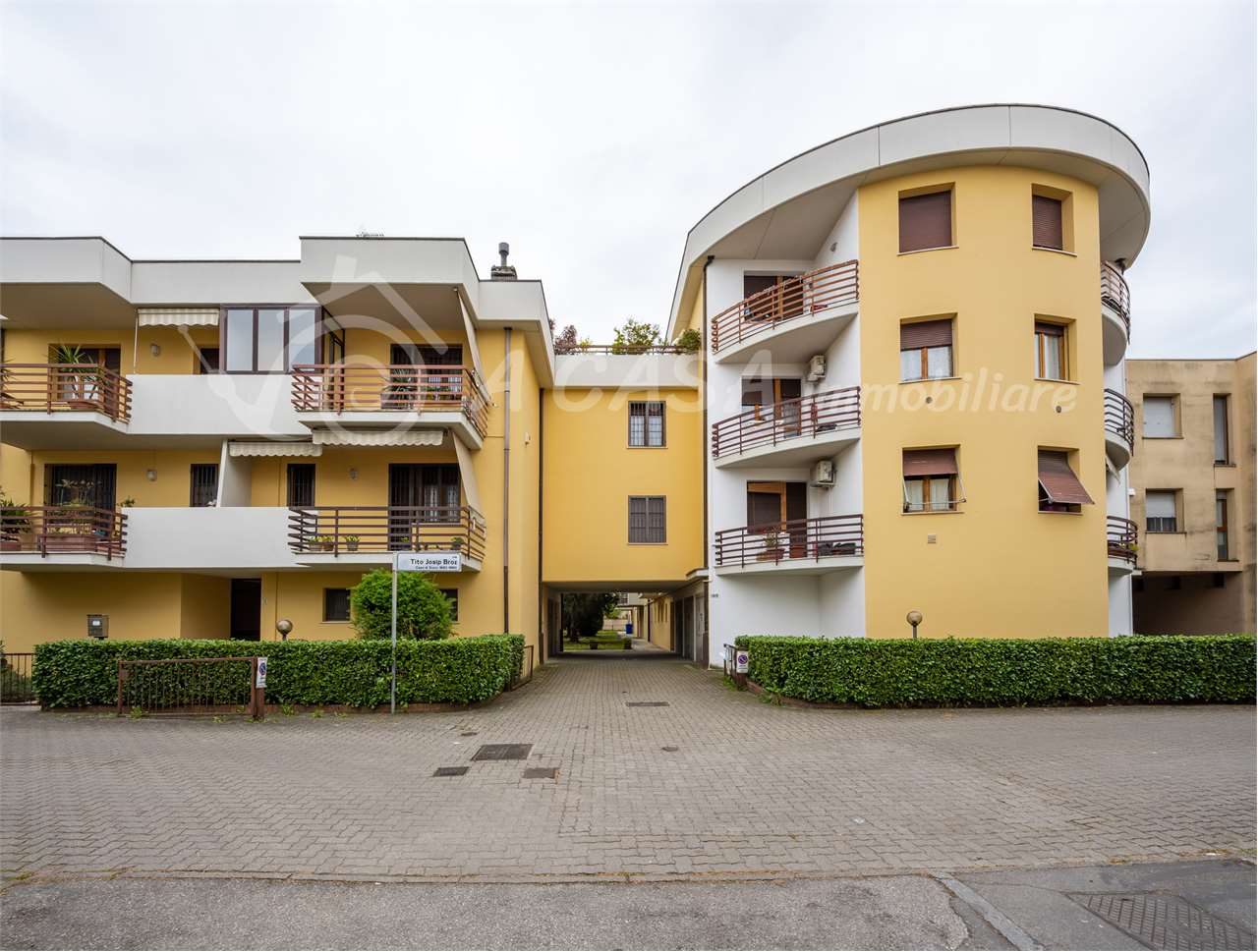 TRILOCALE CON DOPPI SERVIZI E BOX