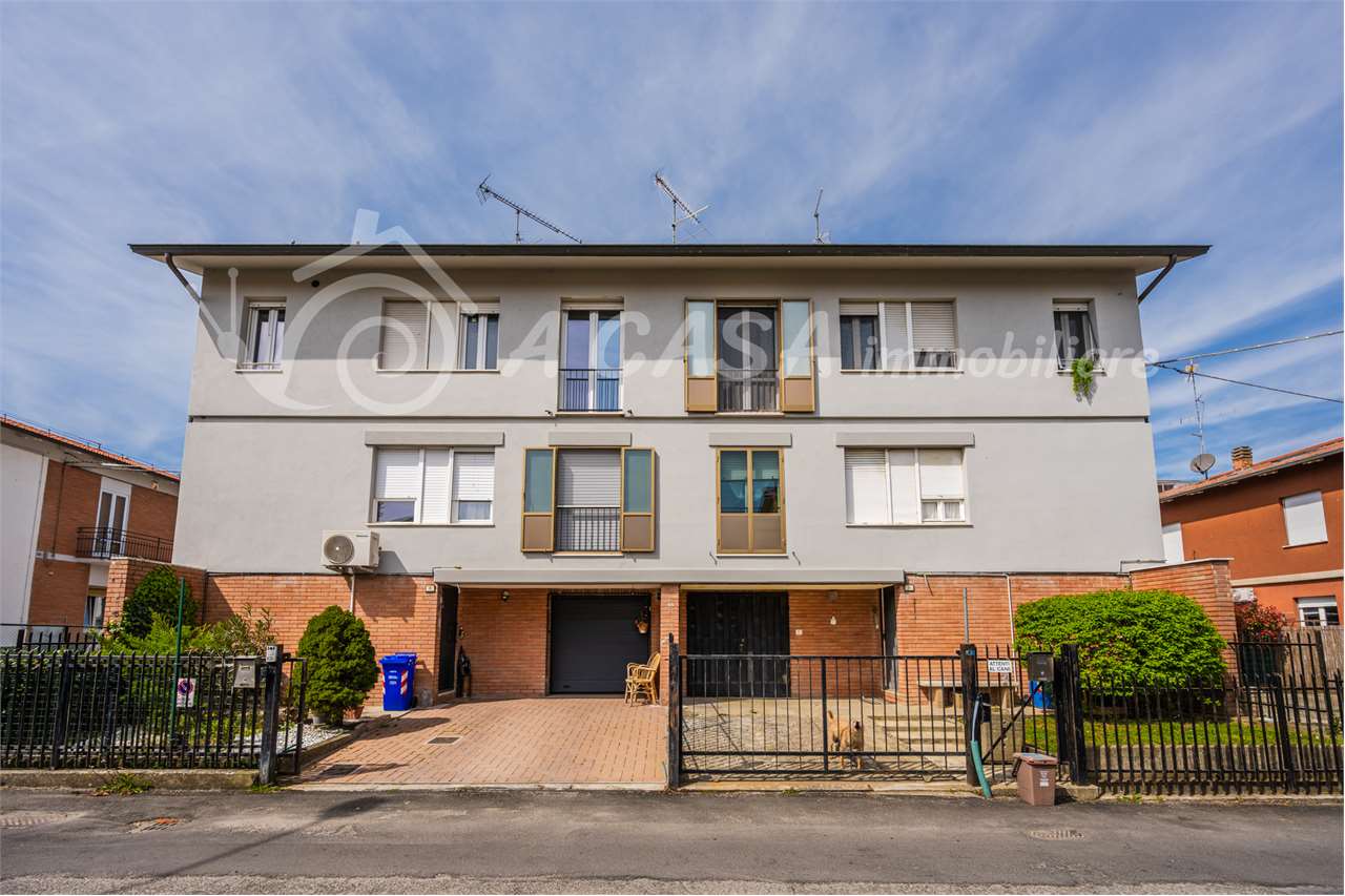 VILLA A SCHIERA DI TESTA CON MERAVIGLIOSO GIARDINO