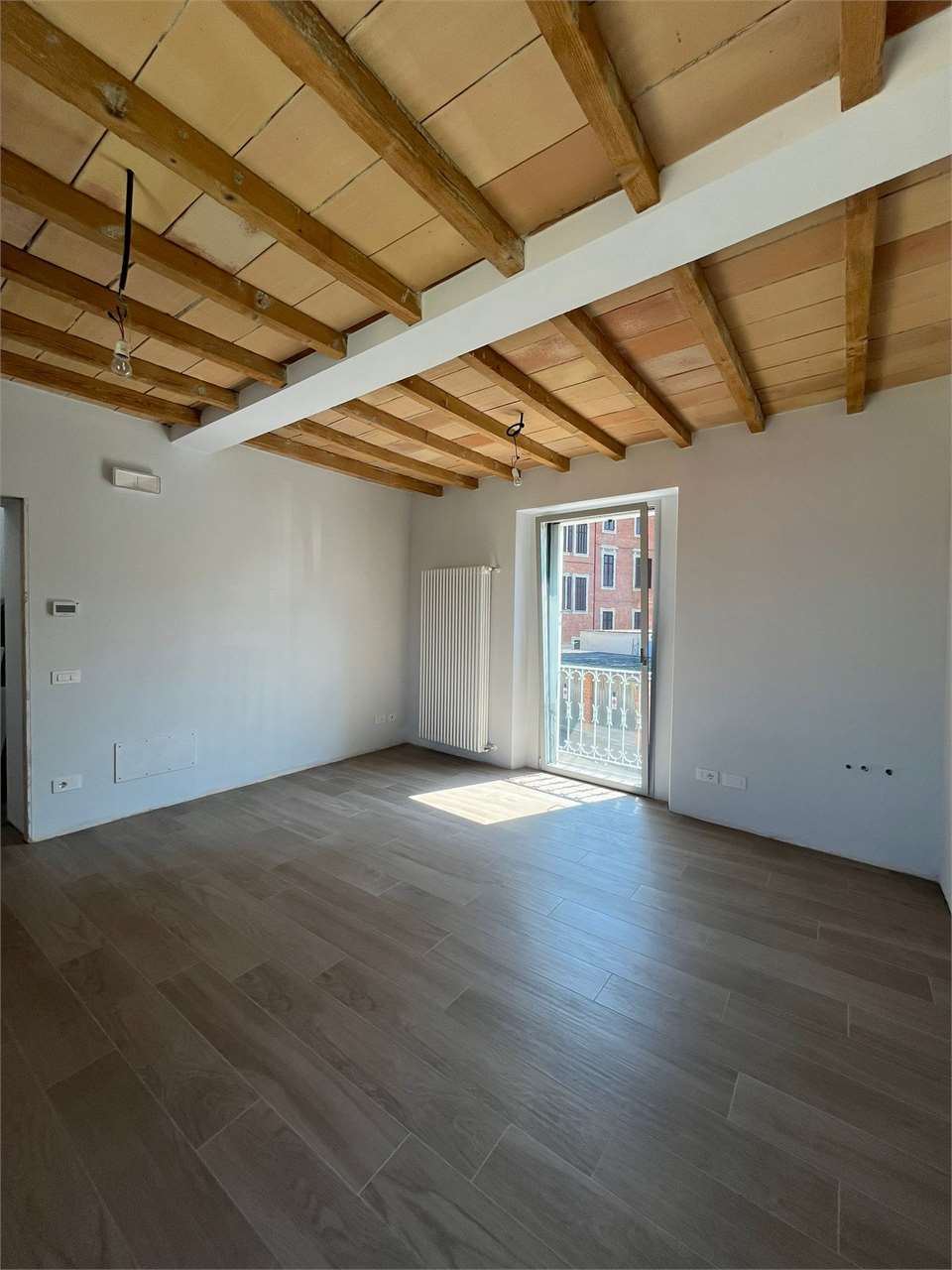 UFFICIO COMPLETAMENTE RISTRUTTURATO IN PIENO CENTRO A FELINO