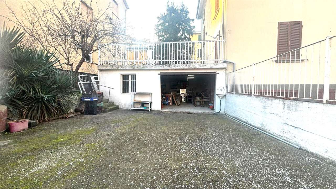 MAGAZZINO-GARAGE CON CORTILE