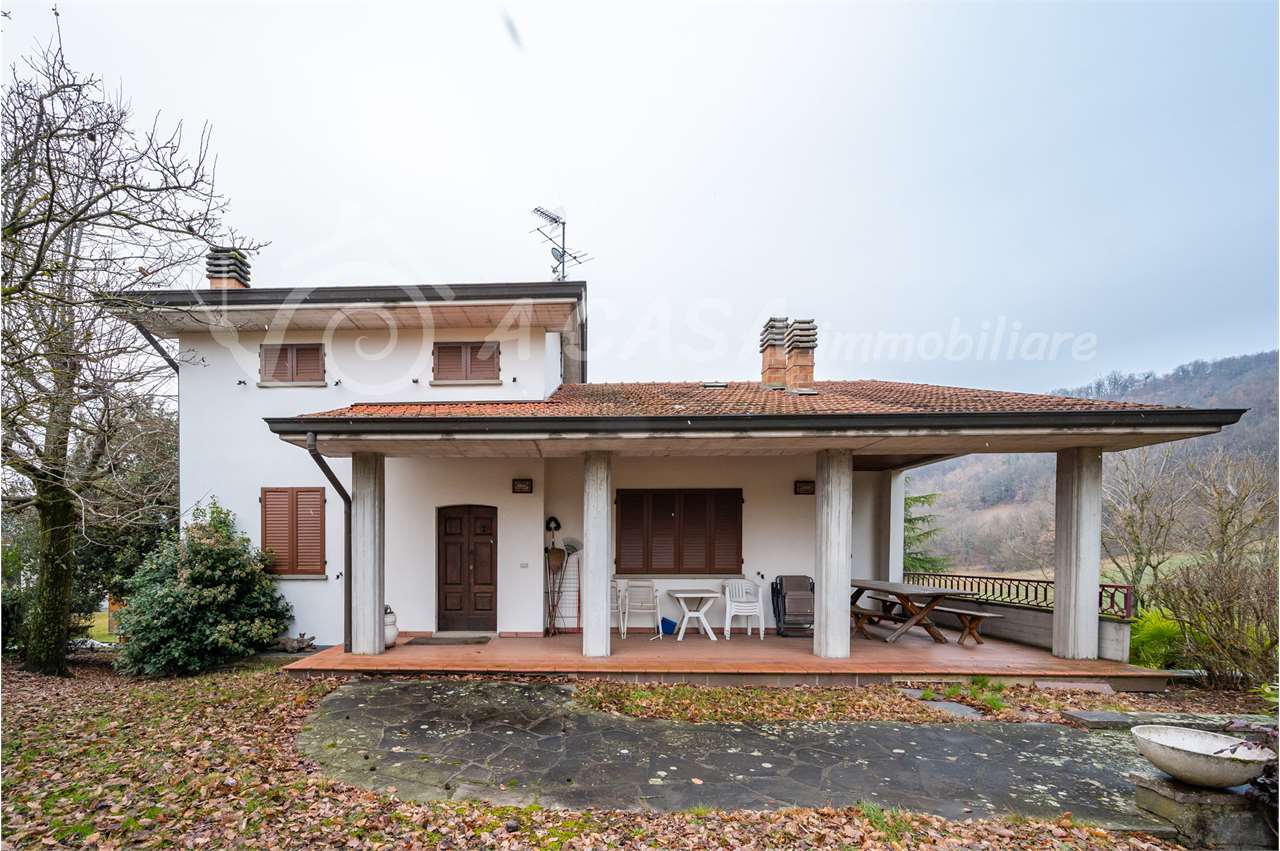 Terenzo – Casa indipendente immersa nel verde con terreni annessi