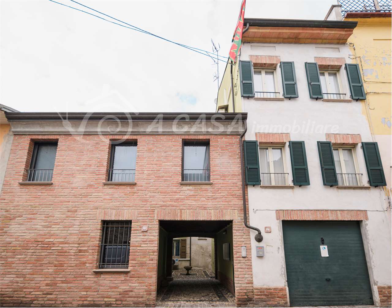PORZIONE DI CASA IN CENTRO PAESE CON GARAGE