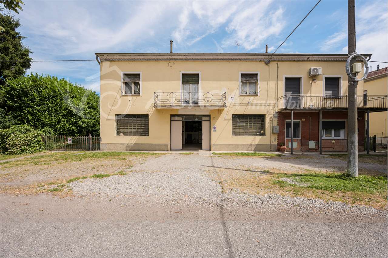 PORZIONE DI BIFAMILIARE CON AMPIO GIARDINO