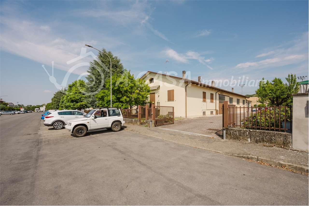 CASA INDIPENDENTE CON ANNESSO CAPANNONE E AREA CORTILIZIA