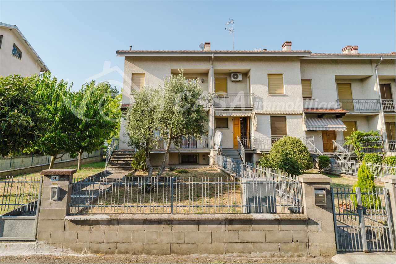 Luminosa villa a schiera angolare con ampio giardino