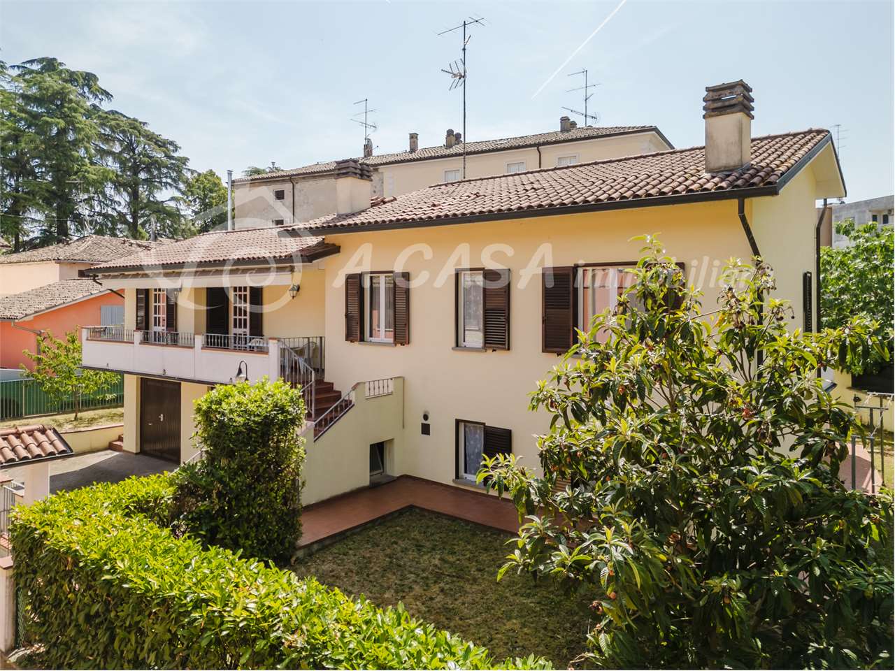 VILLA IN CENTRO AL PAESE CON GIARDINO