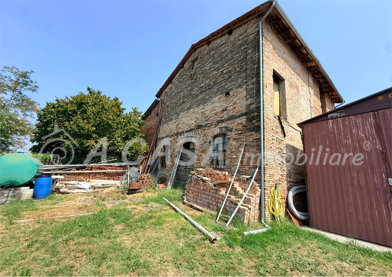 RUSTICO SEMINDIPENDENTE CON GIARDINO PRIVATO