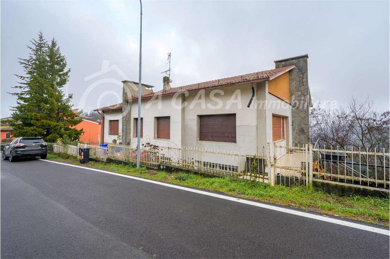 VILLA INDIPENDENTE CON 2 APPARTAMENTI E GIARDINO