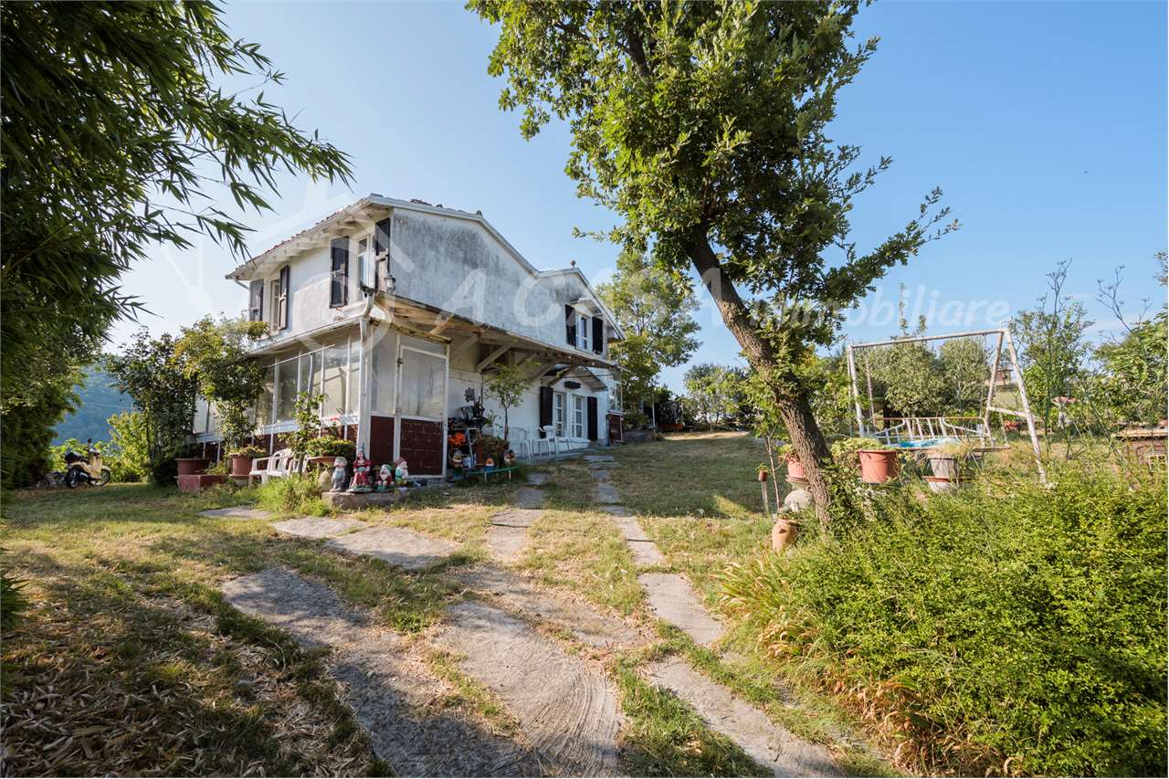 Casa indipendente con 1.000 mq di terreno – Località Case Caselli, Medesano