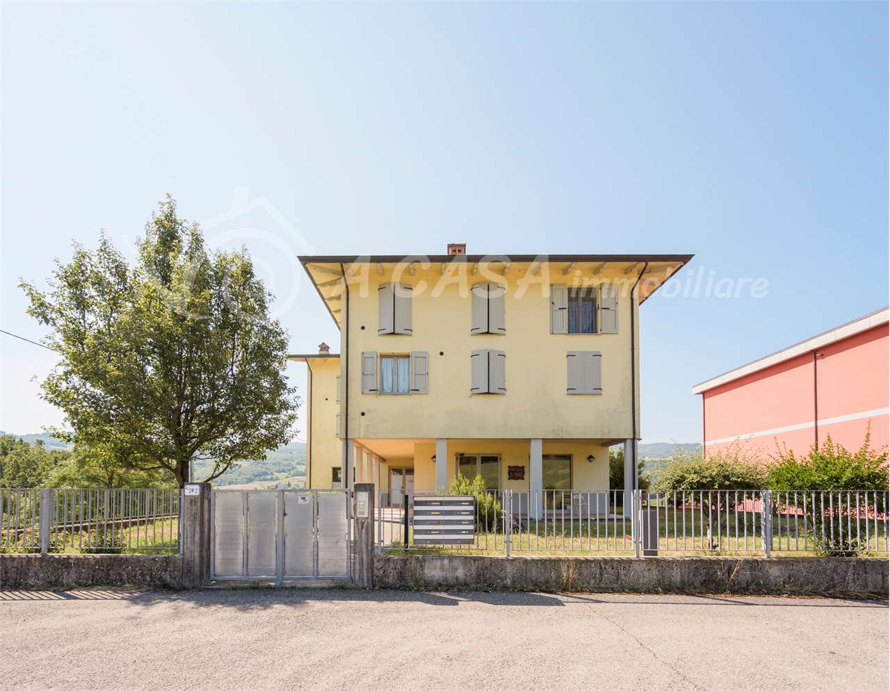 BILOCALE IN COLLINA