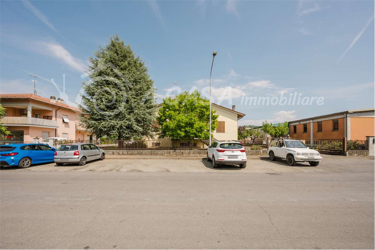 CASA INDIPENDENTE CON ANNESSO CAPANNONE E AREA CORTILIZIA