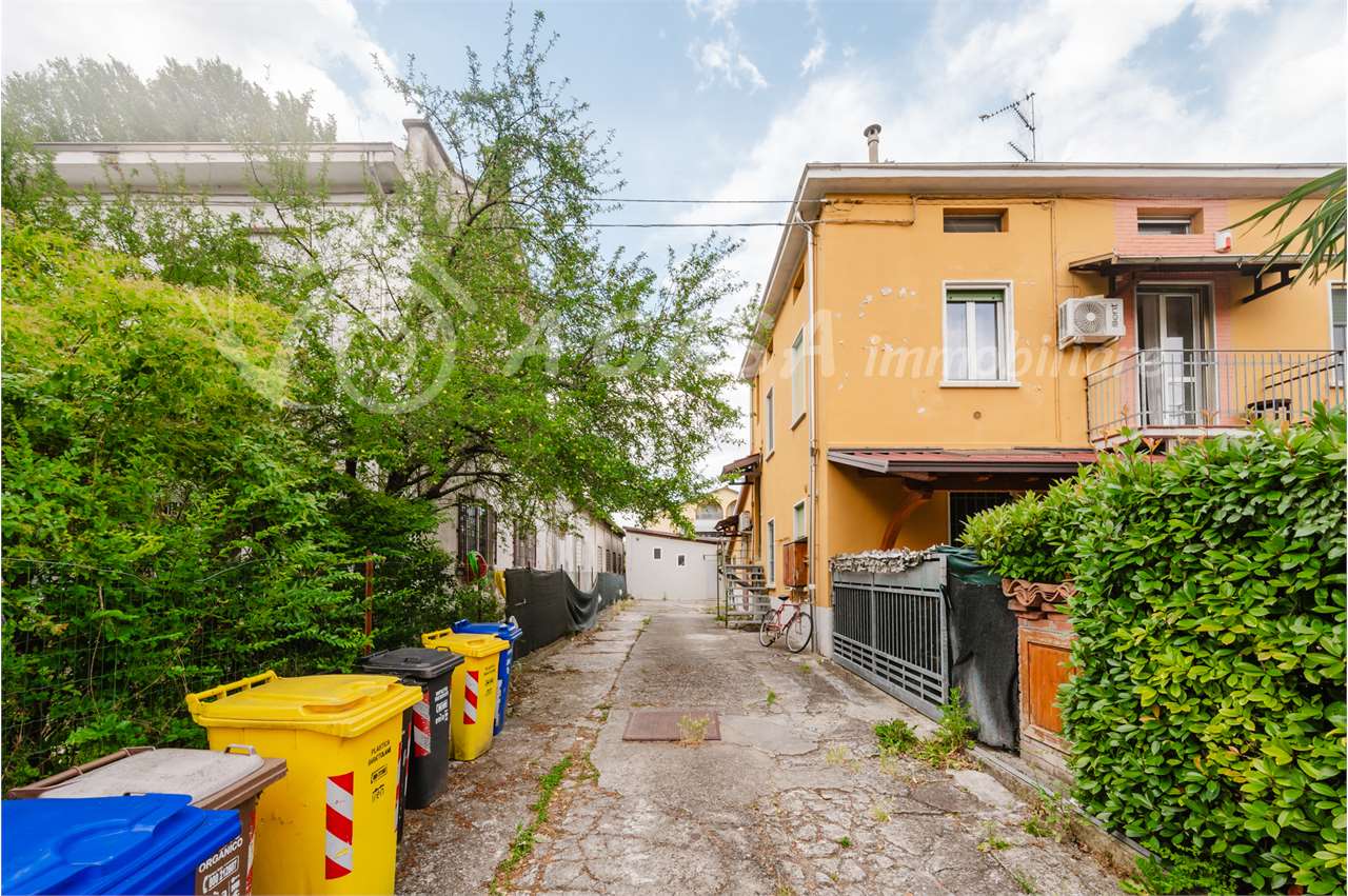 AMPIO APPARTAMENTO IN TRIFAMIGLIARE