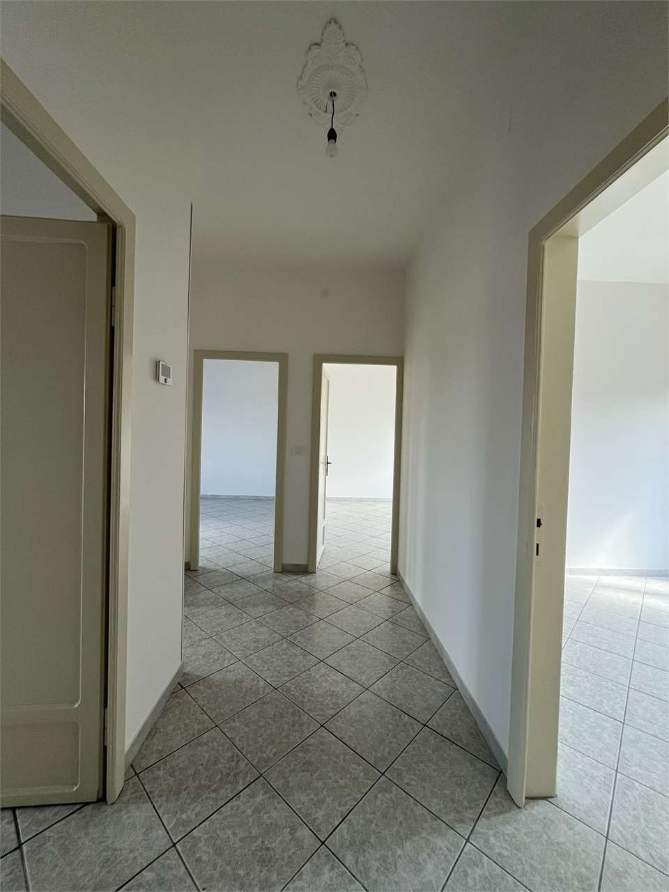 TRILOCALE IN TRIFAMILIARE