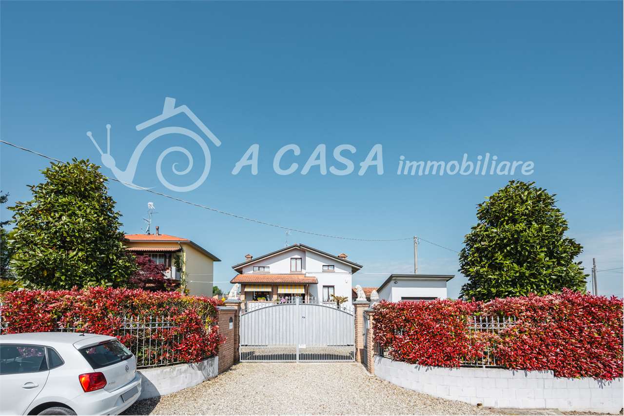 VILLA IN CENTRO AL PAESE