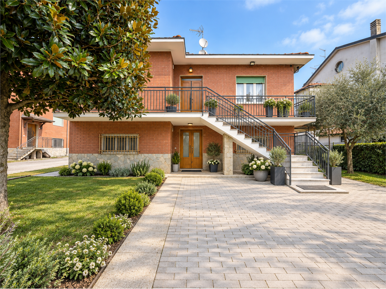 Casa indipendente con giardino di 600 mq, garage doppio e ampi spazi accessori