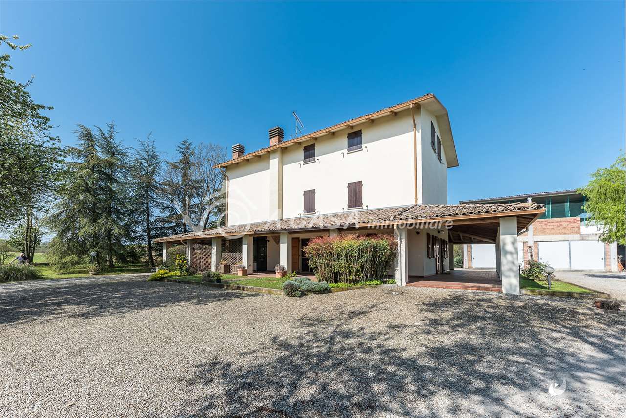 SPLENDIDA TENUTA INDIPENDENTE CON CAPANNONE E TERRENO
