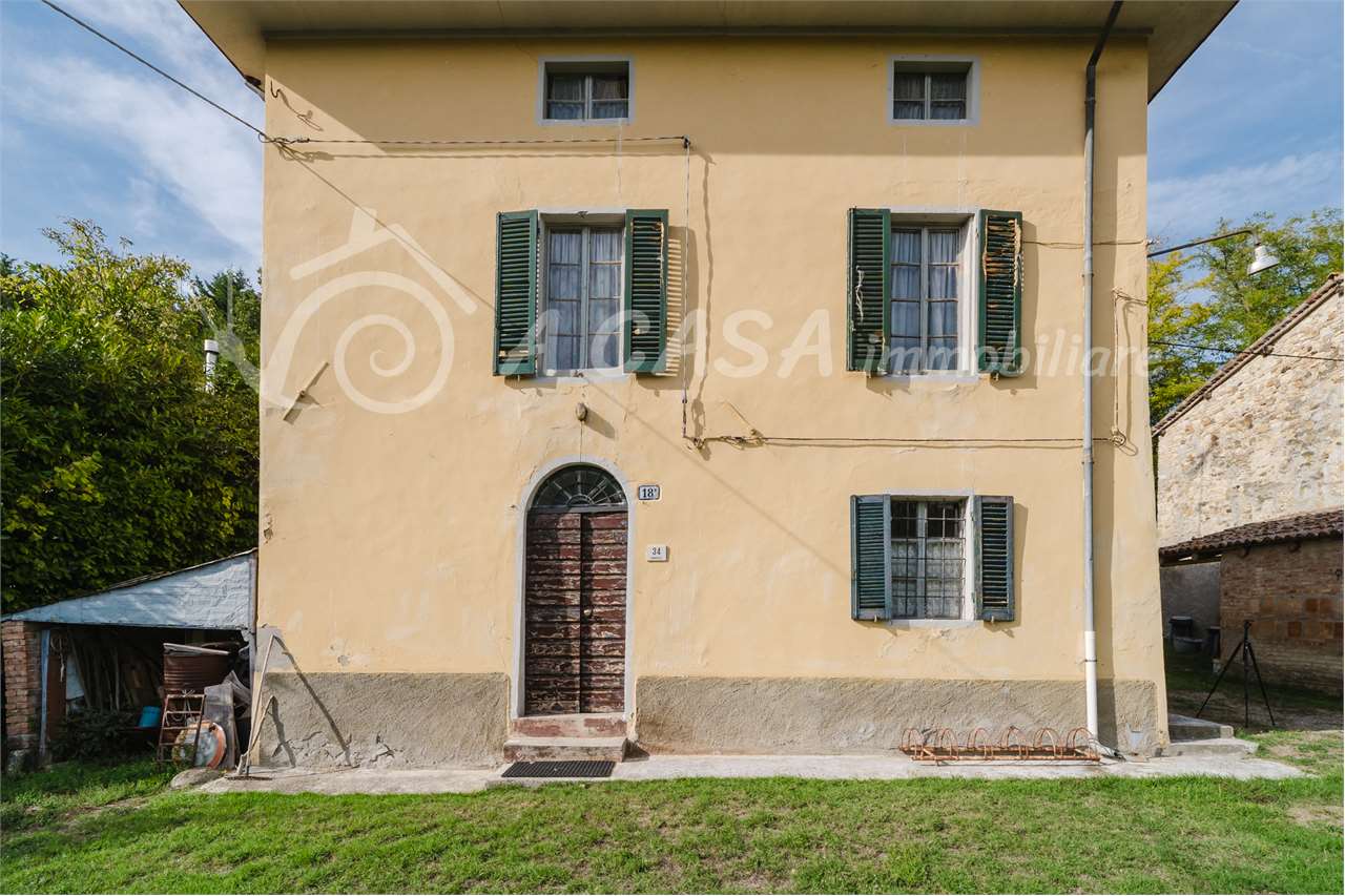 PORZIONE DI CASA CON FABBRICATI RURALI E TERRENO