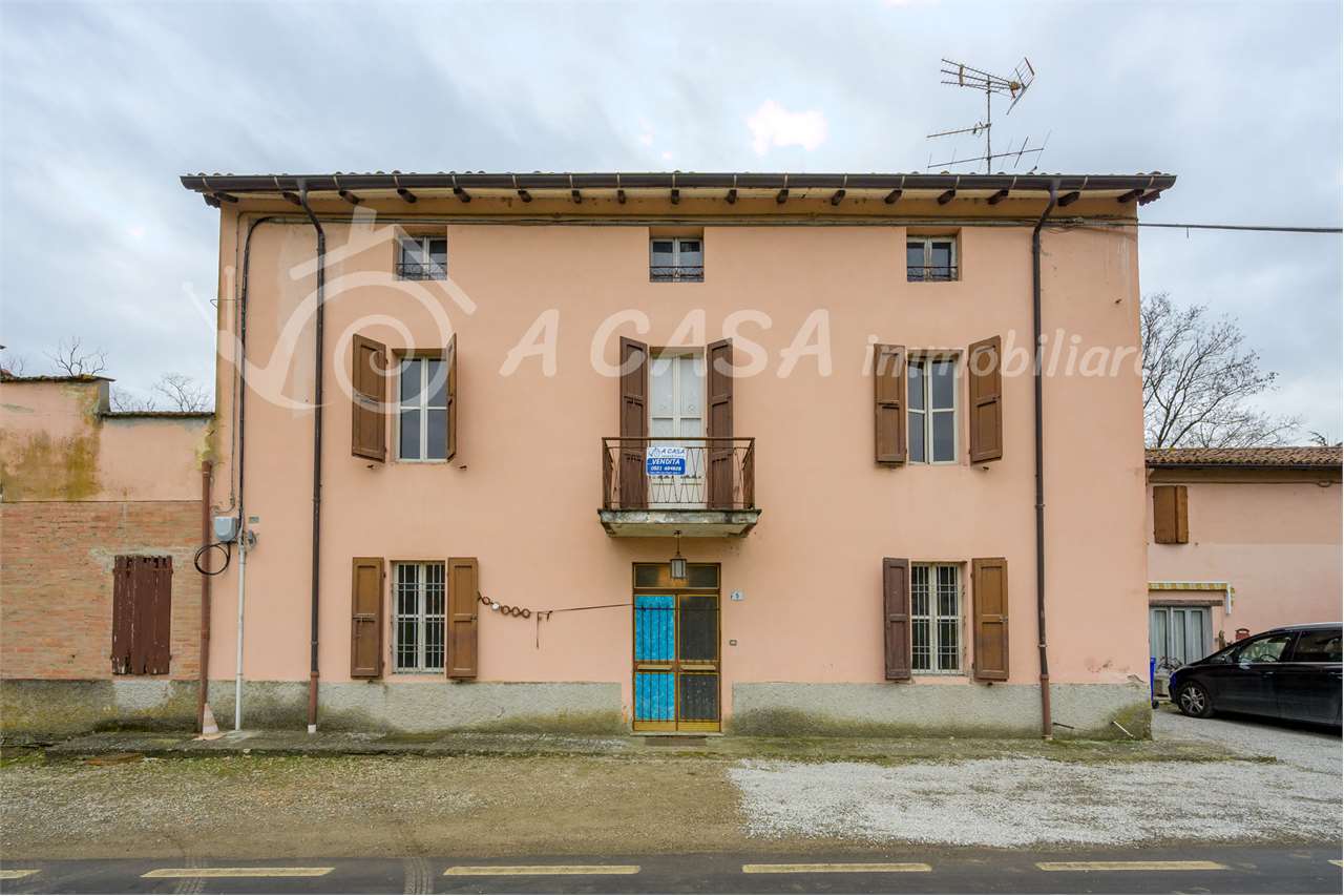 CASA SEMINDIPENDENTE CON GIARDINO