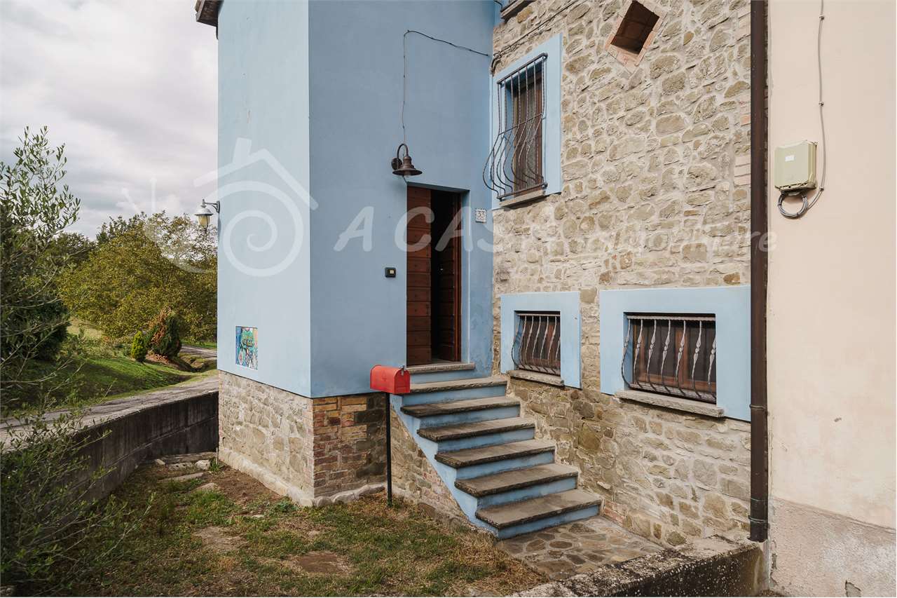 CASA SEMINDIPENDENTE E COMPLETAMENTE RISTRUTTURATA