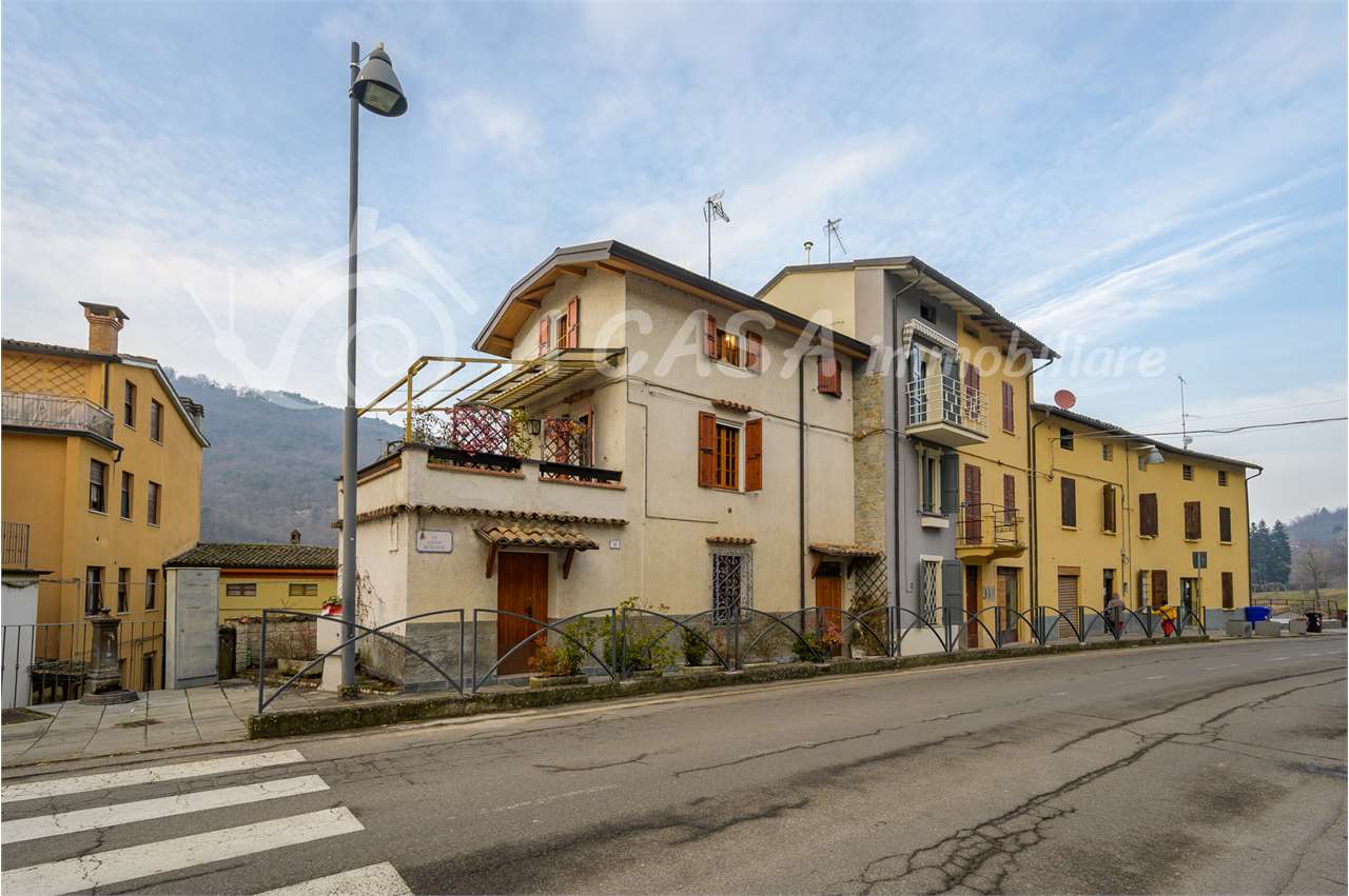 Porzione di casa di ampia metratura con terrazzo, frutteto e garage